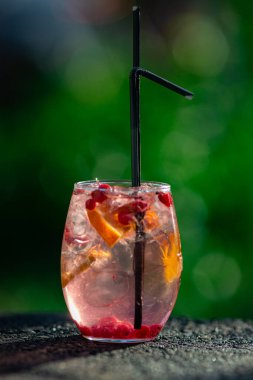 Yeşil arka planda yaz kokteyli