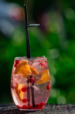 Yeşil arka planda yaz kokteyli