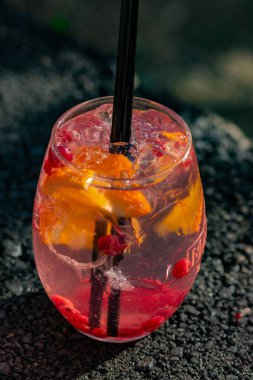 Yeşil arka planda yaz kokteyli