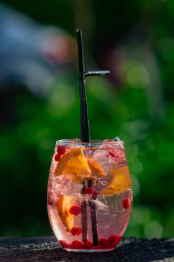 Yeşil arka planda yaz kokteyli