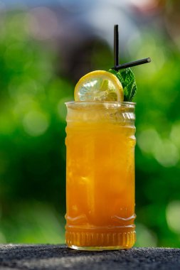 Yeşil arka planda yaz kokteyli