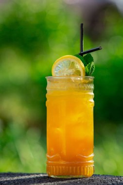 Yeşil arka planda yaz kokteyli