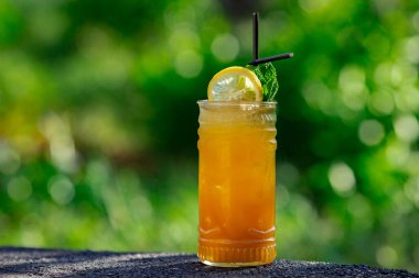 Yeşil arka planda yaz kokteyli