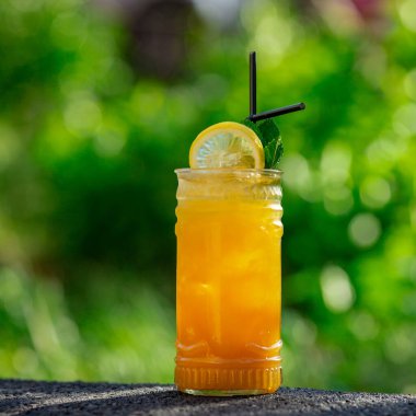 Yeşil arka planda yaz kokteyli