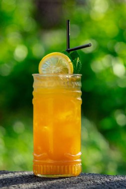 Yeşil arka planda yaz kokteyli