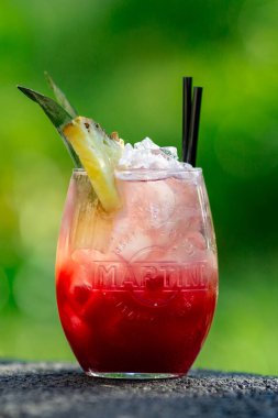 Yeşil arka planda yaz kokteyli