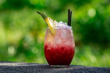 Yeşil arka planda yaz kokteyli