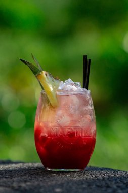 Yeşil arka planda yaz kokteyli