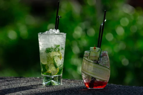 Yeşil arka planda yaz kokteylleri