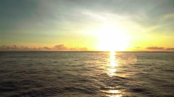 Soluppgången över havet från båt, horisontella panorama — Stockvideo