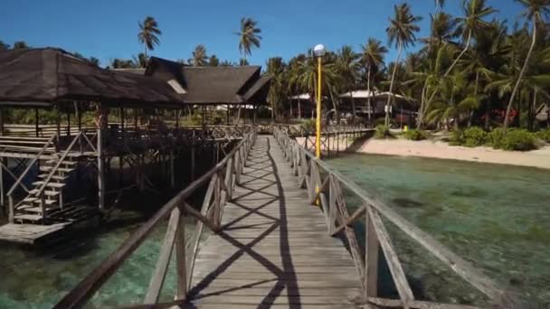 Vooruit zich beweegt op de boardwalk in ocean naar tropisch eiland - Filipijnen — Stockvideo