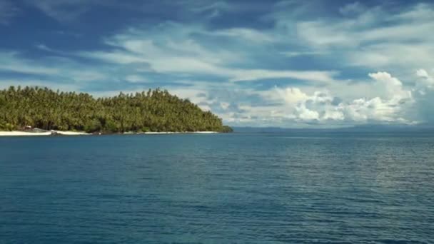 Vista desde el mar a la isla tropical con palmeras — Vídeos de Stock