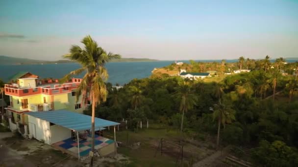 Panorama av palmer, hus och havet på tropisk ö, Puerto Galera — Stockvideo