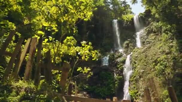 Tamaraw falls i Puerto Galera, Filippinerna, pan — Stockvideo