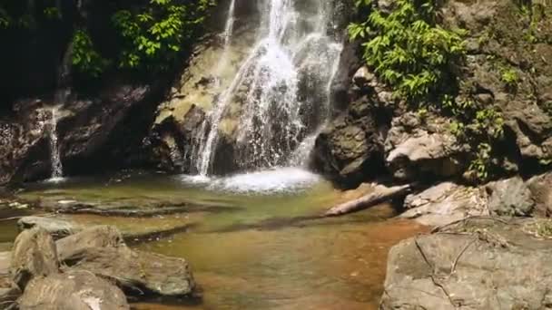 Base cascade entourée de rochers — Video