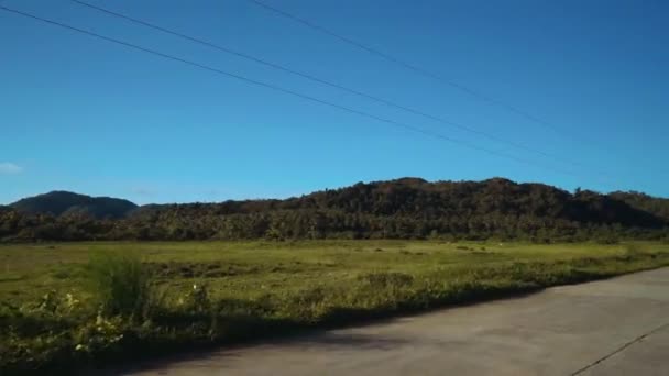 Ruchu na drogi przez pole w Siargao, Filipiny — Wideo stockowe