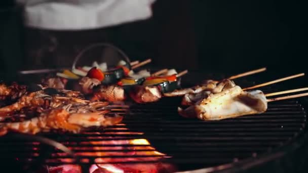 Cuisson des fruits de mer et des légumes sur le gril la nuit — Video