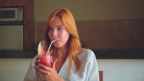 Fille boire du jus, regarder autour — Video