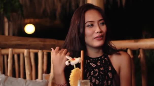 Asiática chica con tirantes y lentes de colores hablando y sonriendo — Vídeos de Stock