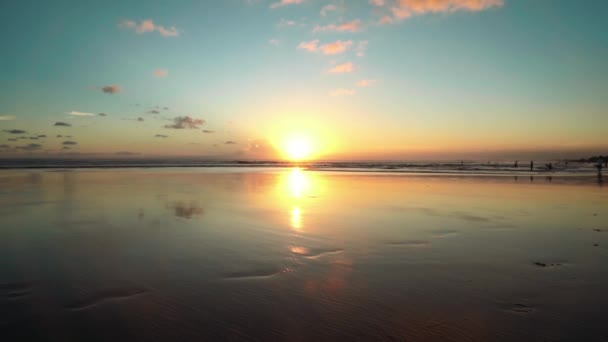 用潮湿的沙子反映天空，巴厘岛日落海滩 — 图库视频影像