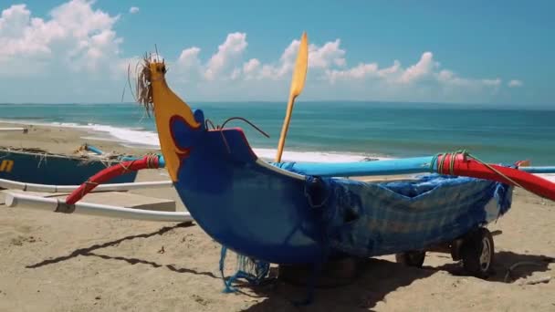 Jukung bateaux bleus traditionnels sur la plage de Bali — Video