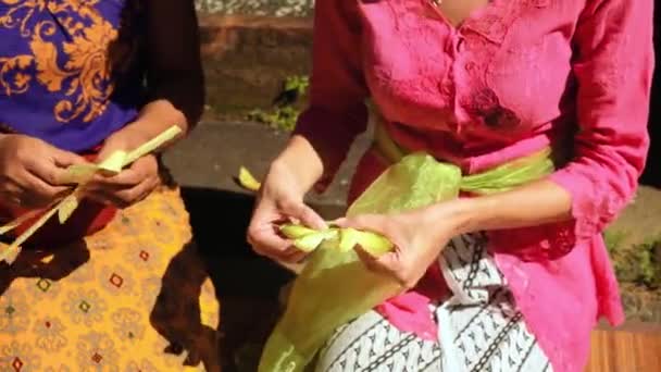 Mulheres fazendo ofertas balinesas de sari Canang, close-up — Vídeo de Stock