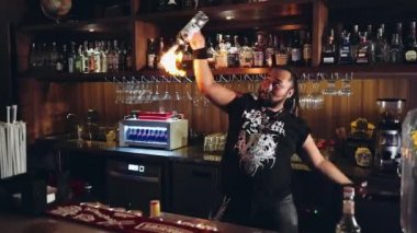 Karizmatik barmen şişe yangın ve shaker ile hokkabazlık