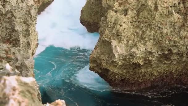 Vullen van smalle opening in rif - Nusa Dua Waterblow golven — Stockvideo