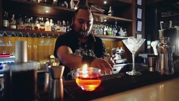 Bartender with piercings and dreadlocks working — Stock Video