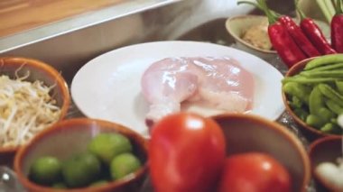 Buz üstünde yemek pişirmek için çeşitli malzemeler