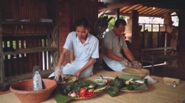 Geleneksel balinese mutfakta yemek
