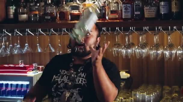 Künstlerischer Barkeeper mit Piercings, Dreadlocks, Flaschenlampe und Shaker — Stockvideo