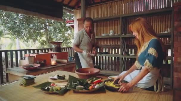 Clase de cocina en cocina balinesa tradicional con horno de ladrillo — Vídeos de Stock