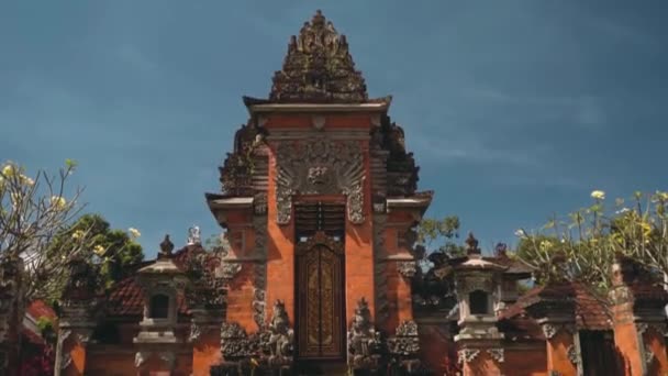 Prachtige oranje balinese tempel, tilt — Stockvideo