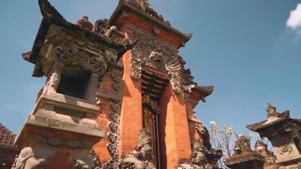 Bellissimo tempio balinese arancione, drammatica inclinazione — Video Stock