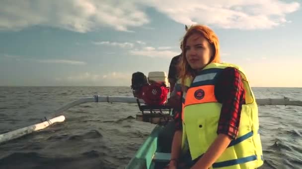 Молода жінка в житті піджак на маленькому човні — стокове відео