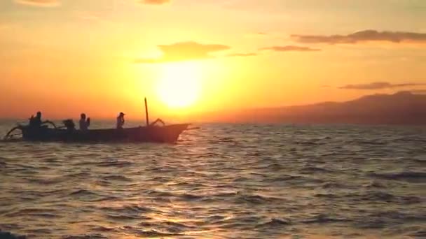 Dolphins jumping in front of boat with 3 people — Stock Video