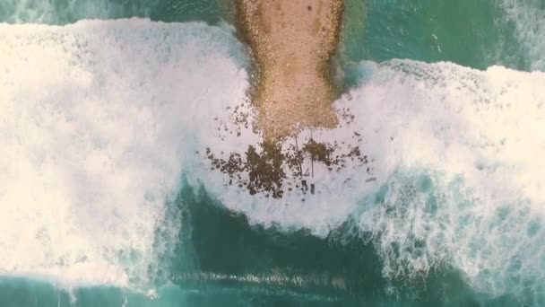 Αεροφωτογραφία πάνω από τεχνητό ανάχωμα στον ωκεανό — Αρχείο Βίντεο