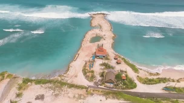 Luftaufnahme eines künstlichen Hügels im Ozean hinter einer Klippe — Stockvideo