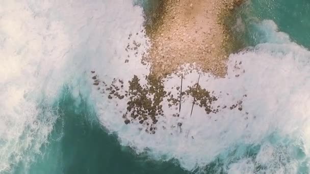 Vista aérea de montículo artificial en el océano, giro — Vídeo de stock