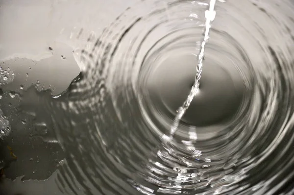 Fallender Wasserstrahl Wassertropfen Auf Ein Glas Kreise Auf Dem Wasser — Stockfoto