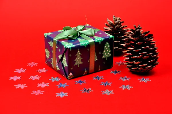 赤い背景のクリスマスギフトボックス — ストック写真