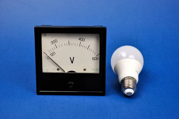Led Lamp Een Zwarte Analoge Voltmeter — Stockfoto