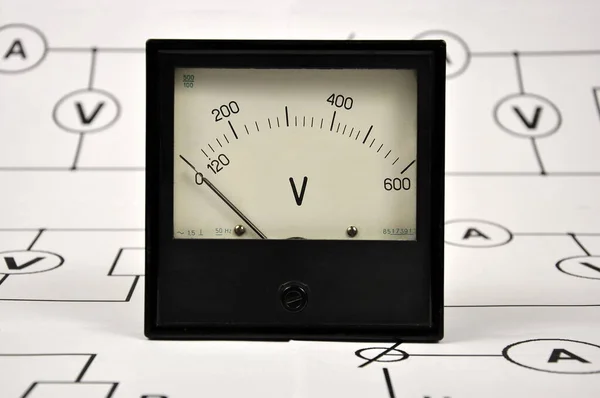 Ηλεκτρικό Διάγραμμα Και Ένα Μαύρο Παλιό Βολτόμετρο — Φωτογραφία Αρχείου
