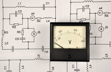 Eski voltmetre ve elektrik devreleri.