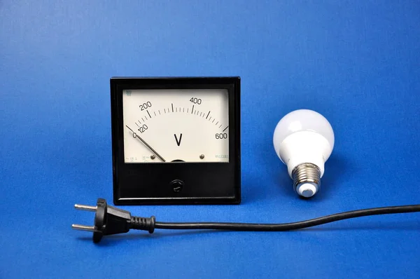 Led Lamp Zwarte Analoge Voltmeter Het Concept Van Energiebesparing — Stockfoto