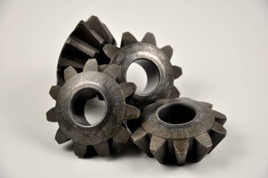 Birkaç metal dişlisi olan bir pankart. Arabanın vitesi..