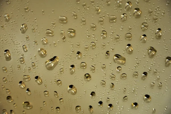 Vatten Droppar Spegeln Ljusbrun Bakgrund — Stockfoto