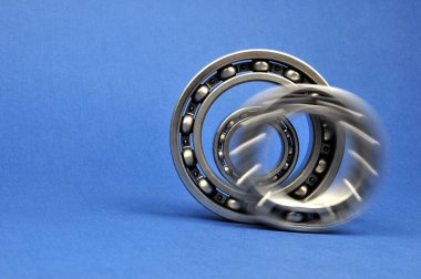 Mavi arka planda bilye var. Yedek parçalar.