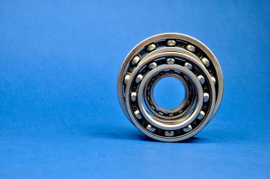 Mavi arka planda rotalar. Yedek parçalar.